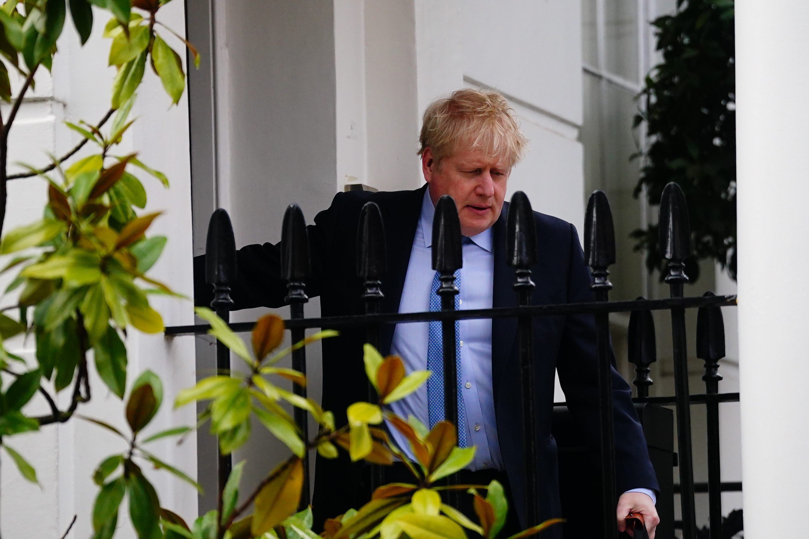 Der ehemalige britische Premierminister Boris Johnson verlässt sein Haus in London.