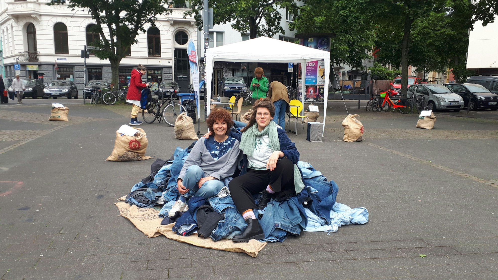 Katharina Partyka und Elena Schiff (v.l.) sitzen auf einem Jeansberg.