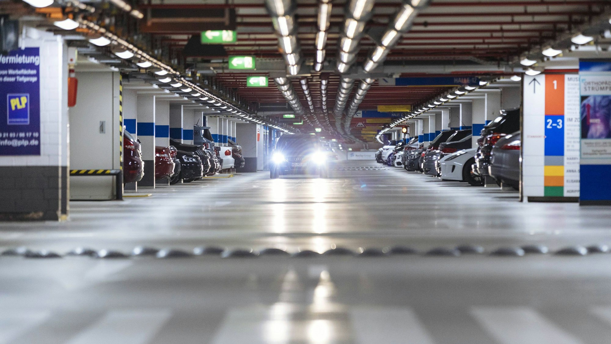 Autos stehen in einer Tiefgarage.