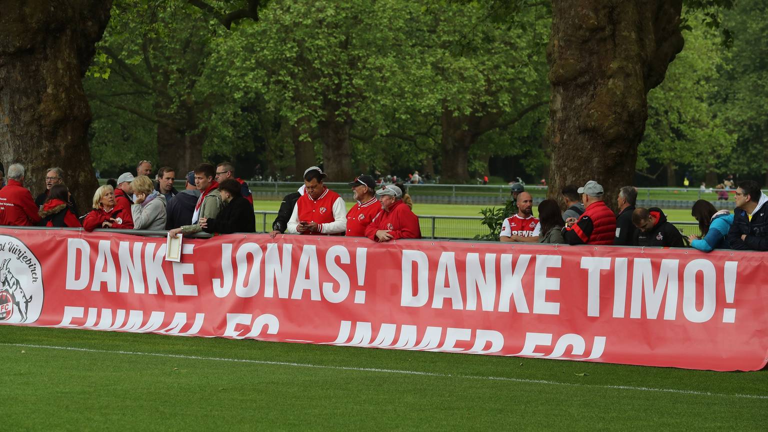 Mit einem Plakat haben die Fans sich beim letzten öffentlichen Training dankbar gezeigt.