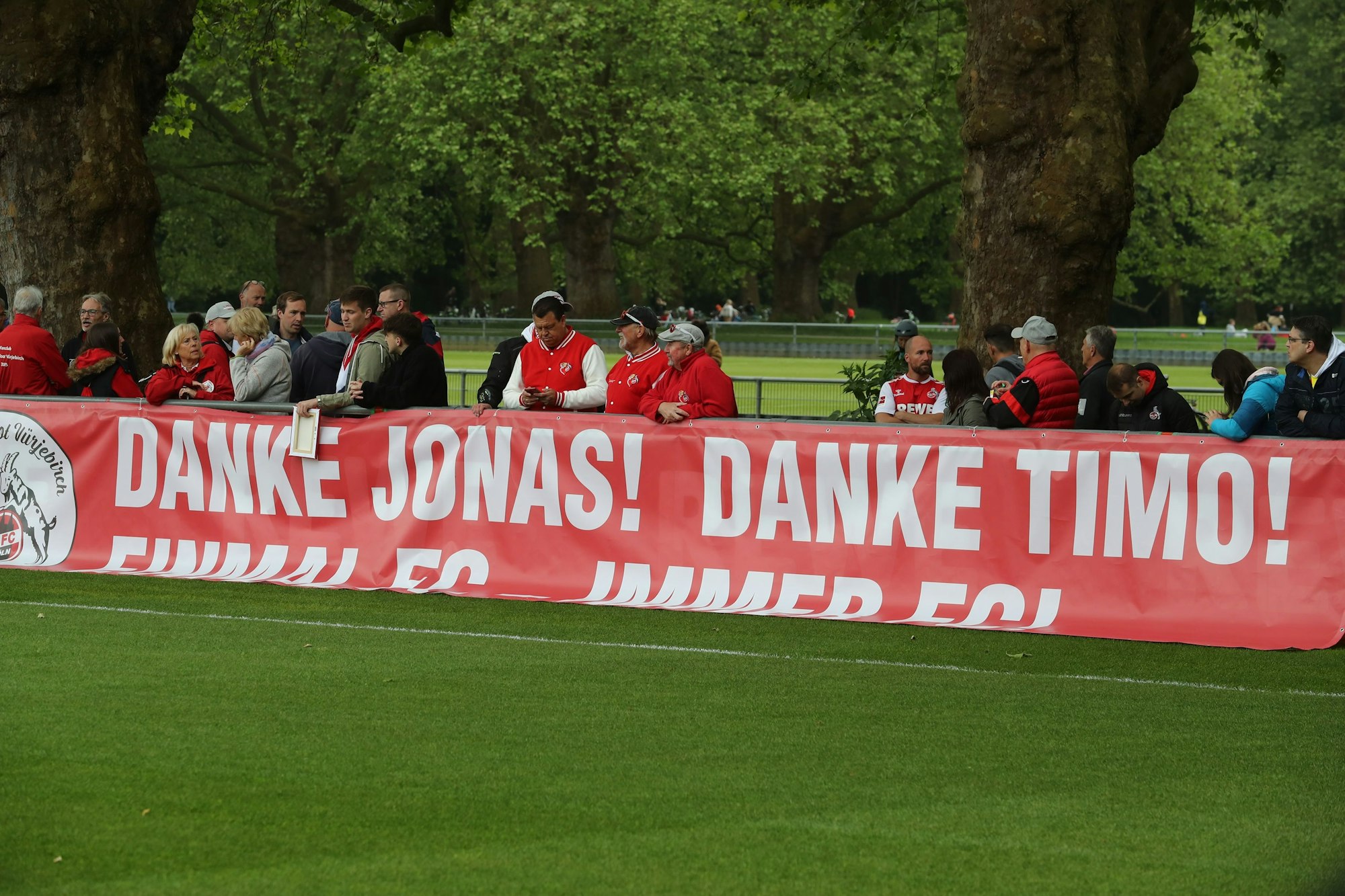 Mit einem Plakat haben die Fans sich beim letzten öffentlichen Training dankbar gezeigt.