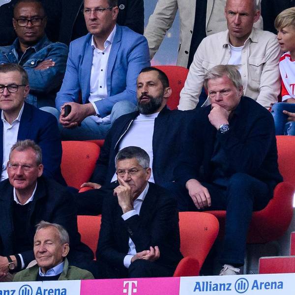 Münchens Sportvorstand Hasan Salihamidzic (M) und Münchens Vorstandsvorsitzender Oliver Kahn (r) sitzen auf der Tribüne. Links sitzt Finanzvorstand Jan-Christian Dreesen, der angeblich Kandidat für die Kahn-Nachfolge sein soll.