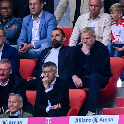 Münchens Sportvorstand Hasan Salihamidzic (M) und Münchens Vorstandsvorsitzender Oliver Kahn (r) sitzen auf der Tribüne. Links sitzt Finanzvorstand Jan-Christian Dreesen, der angeblich Kandidat für die Kahn-Nachfolge sein soll.