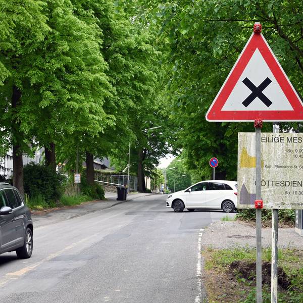 Bild einer Straße in einer Tempo 30 Zone mit fahrenden Autos