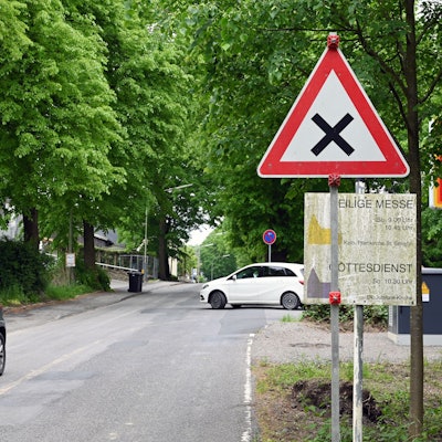 Bild einer Straße in einer Tempo 30 Zone mit fahrenden Autos