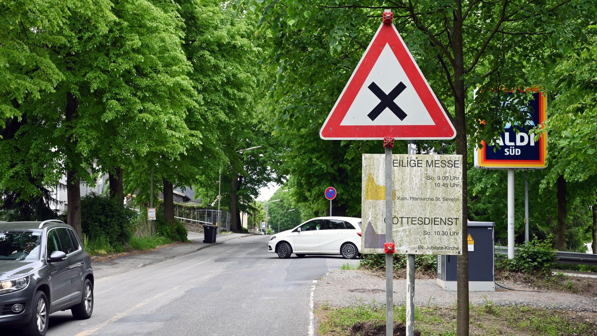 Bild einer Straße in einer Tempo 30 Zone mit fahrenden Autos