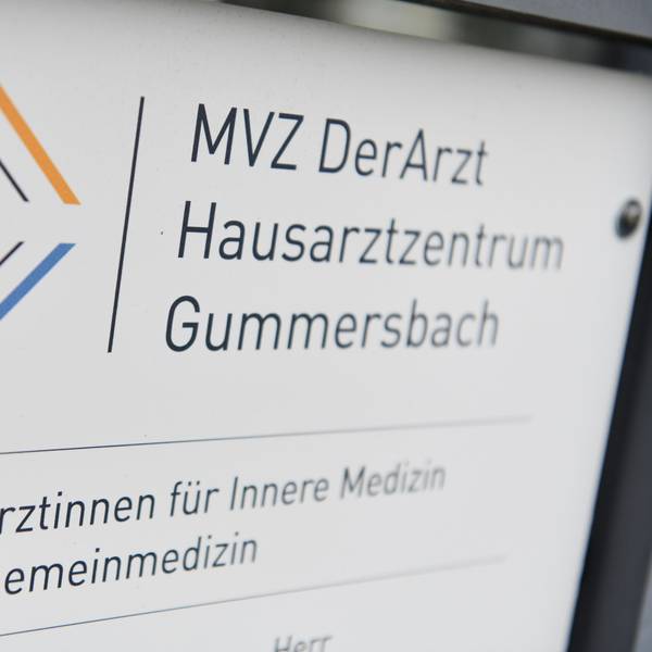 Das Türschild des Hausarztzentrums Gummersbach.