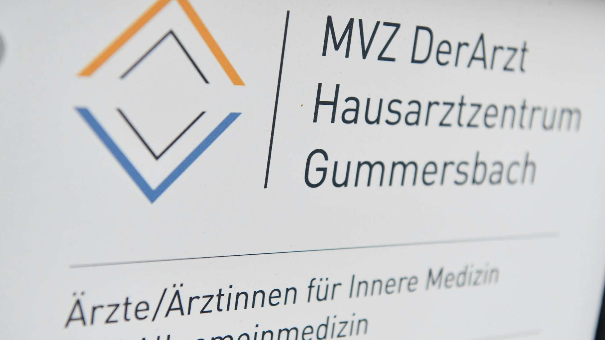 Das Türschild des Hausarztzentrums Gummersbach.