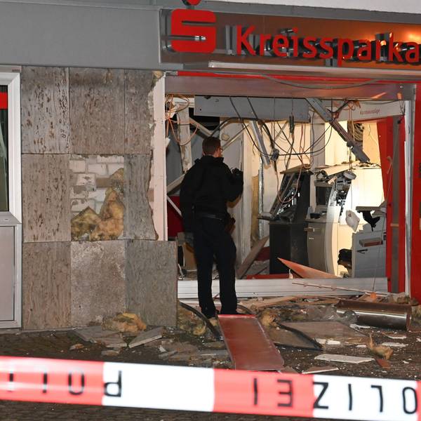 Auf dem Marktplatz lagen weitverbreitet Glassplitter und Trümmer.