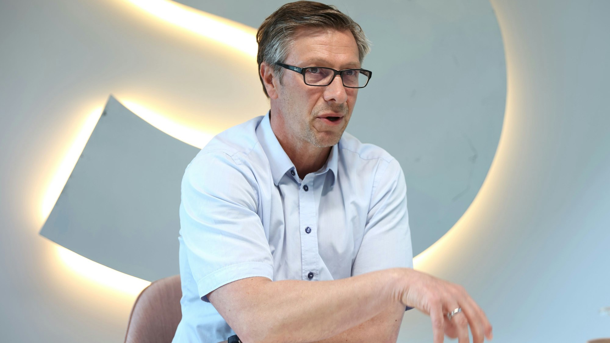 08.05.2023
Köln
Amateurfußball: Interview mit FVM-Präsident Christos Katzidis über die Lage der Amateurvereine im Verband, die Folgen von Corona sowie die Probleme der Schiedsrichter und der Ehrenätmler.
Foto: Martina Goyert