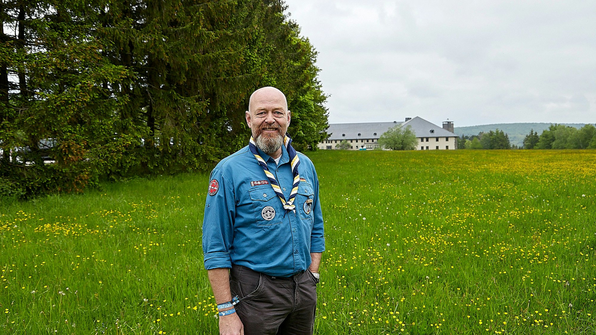 Auf dem Bild ist Michael Teubner auf einer Wiese zu sehen. Dort wird das Pfadfinder-Camp aufgebaut.