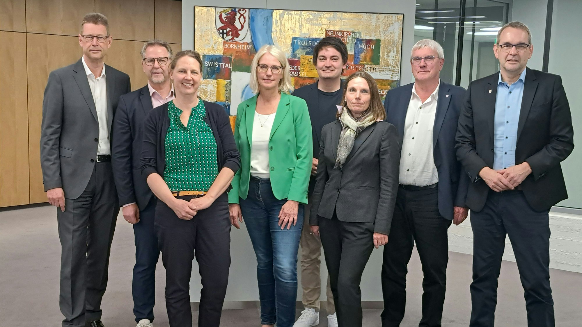 Eine Gruppe von Bürgermeisterinnen und Bürgermeistern auf einem Gruppenfoto.