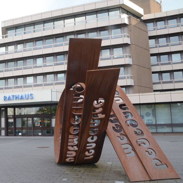 Eine Machbarkeitsstudie kommt zu dem Ergebnis, dass eine Sanierung des Troisdorfer Rathauses machbar und sinnvoll ist. "Bauen im Bestand", vorher Rückbau bis auf den Rohbau. Tragwerk ist aber in Ordnung