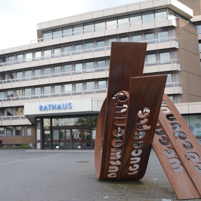 Eine Machbarkeitsstudie kommt zu dem Ergebnis, dass eine Sanierung des Troisdorfer Rathauses machbar und sinnvoll ist. "Bauen im Bestand", vorher Rückbau bis auf den Rohbau. Tragwerk ist aber in Ordnung