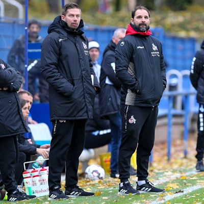 v.l. Manfred Sielaff ( Mannschaftsbetreuer 1.FC Koeln ), Jakob Strehlow ( Co-Trainer 1.FC Koeln ) und Stefan Ruthenbeck ( Trainer 1.FC Koeln ) Fussball - U19 Bundesliga West - MSV Duisburg vs. 1.FC Koeln, Duisburg , BSA Westender Strasse 36, 10.11.2018 , DFB regulations prohibit any use of photographs as image sequences and/or quasi-video Duisburg BSA Westender Strasse 36 NRW Deutschland *** v l Manfred Sielaff Team manager 1 FC Cologne Jakob Strehlow Co coach 1 FC Cologne and Stefan Ruthenbeck coach 1 FC Cologne Football U19 Bundesliga West MSV Duisburg vs 1 FC Cologne Duisburg BSA Westender Strasse 36 10 11 2018 DFB regulations prohibit any use of photographs as image sequences and or quasi video Duisburg BSA Westender Strasse 36 NRW Germany