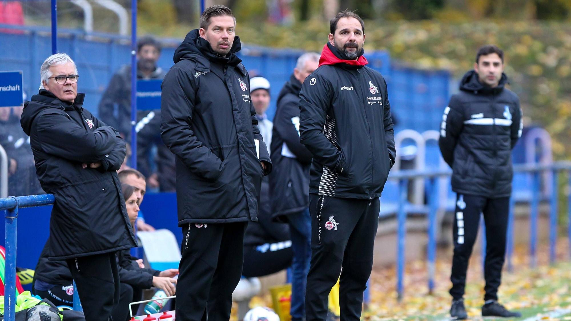 v.l. Manfred Sielaff ( Mannschaftsbetreuer 1.FC Koeln ), Jakob Strehlow ( Co-Trainer 1.FC Koeln ) und Stefan Ruthenbeck ( Trainer 1.FC Koeln ) Fussball - U19 Bundesliga West - MSV Duisburg vs. 1.FC Koeln, Duisburg , BSA Westender Strasse 36, 10.11.2018 , DFB regulations prohibit any use of photographs as image sequences and/or quasi-video Duisburg BSA Westender Strasse 36 NRW Deutschland *** v l Manfred Sielaff Team manager 1 FC Cologne Jakob Strehlow Co coach 1 FC Cologne and Stefan Ruthenbeck coach 1 FC Cologne Football U19 Bundesliga West MSV Duisburg vs 1 FC Cologne Duisburg BSA Westender Strasse 36 10 11 2018 DFB regulations prohibit any use of photographs as image sequences and or quasi video Duisburg BSA Westender Strasse 36 NRW Germany