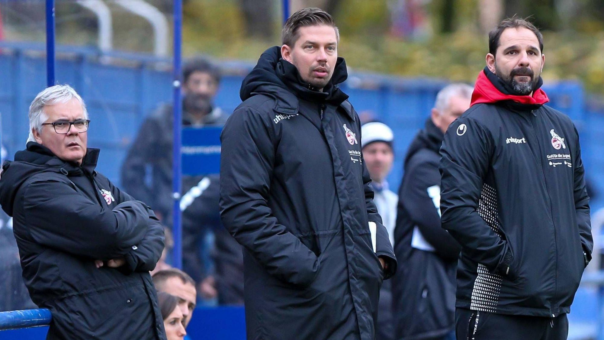 v.l. Manfred Sielaff ( Mannschaftsbetreuer 1.FC Koeln ), Jakob Strehlow ( Co-Trainer 1.FC Koeln ) und Stefan Ruthenbeck ( Trainer 1.FC Koeln ) Fussball - U19 Bundesliga West - MSV Duisburg vs. 1.FC Koeln, Duisburg , BSA Westender Strasse 36, 10.11.2018 , DFB regulations prohibit any use of photographs as image sequences and/or quasi-video Duisburg BSA Westender Strasse 36 NRW Deutschland *** v l Manfred Sielaff Team manager 1 FC Cologne Jakob Strehlow Co coach 1 FC Cologne and Stefan Ruthenbeck coach 1 FC Cologne Football U19 Bundesliga West MSV Duisburg vs 1 FC Cologne Duisburg BSA Westender Strasse 36 10 11 2018 DFB regulations prohibit any use of photographs as image sequences and or quasi video Duisburg BSA Westender Strasse 36 NRW Germany