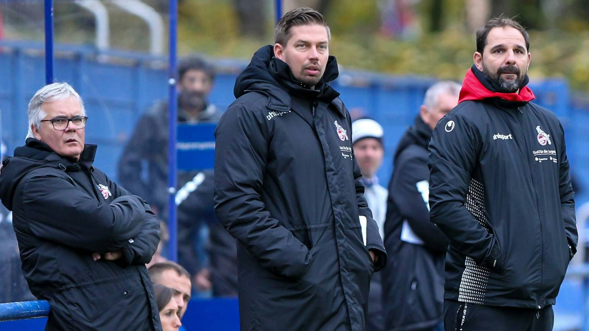 v.l. Manfred Sielaff ( Mannschaftsbetreuer 1.FC Koeln ), Jakob Strehlow ( Co-Trainer 1.FC Koeln ) und Stefan Ruthenbeck ( Trainer 1.FC Koeln ) Fussball - U19 Bundesliga West - MSV Duisburg vs. 1.FC Koeln, Duisburg , BSA Westender Strasse 36, 10.11.2018 , DFB regulations prohibit any use of photographs as image sequences and/or quasi-video Duisburg BSA Westender Strasse 36 NRW Deutschland *** v l Manfred Sielaff Team manager 1 FC Cologne Jakob Strehlow Co coach 1 FC Cologne and Stefan Ruthenbeck coach 1 FC Cologne Football U19 Bundesliga West MSV Duisburg vs 1 FC Cologne Duisburg BSA Westender Strasse 36 10 11 2018 DFB regulations prohibit any use of photographs as image sequences and or quasi video Duisburg BSA Westender Strasse 36 NRW Germany
