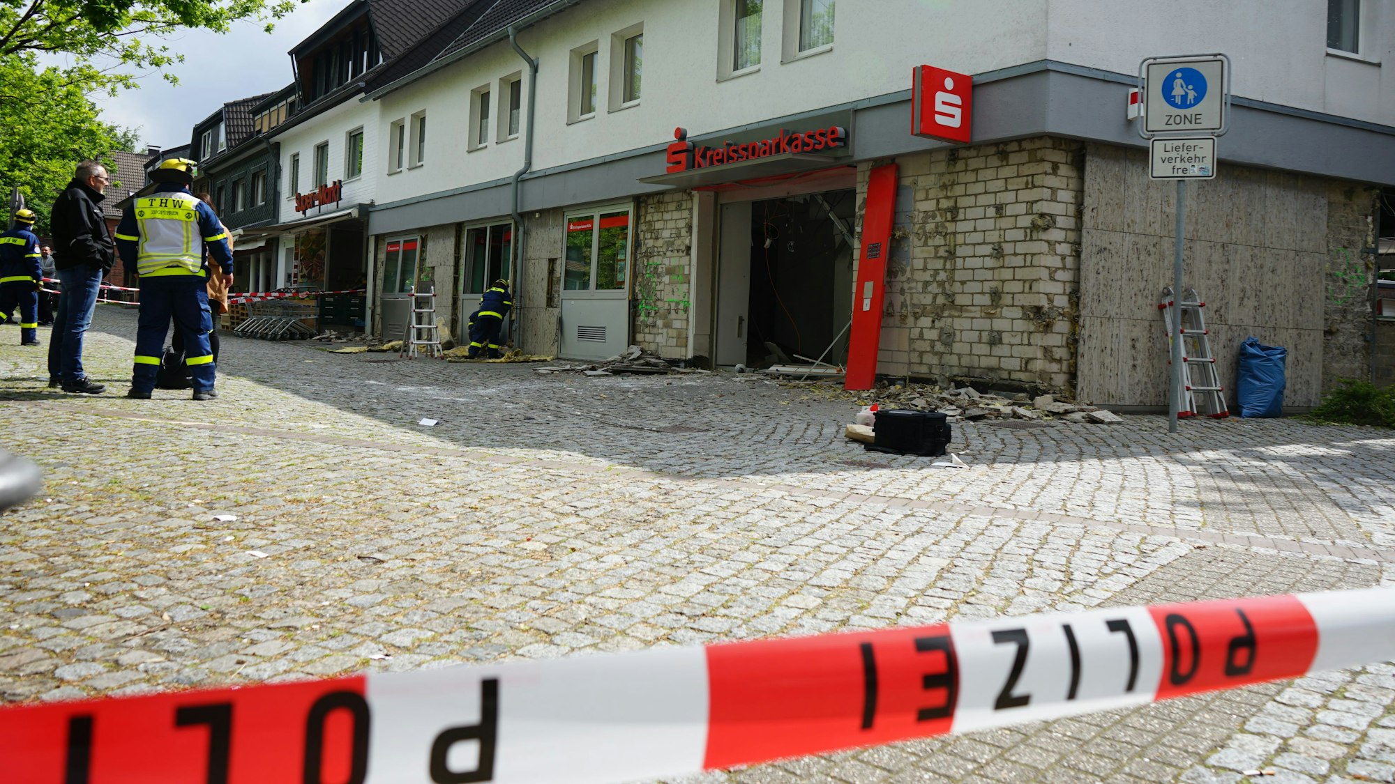 Auf dem Marktplatz lagen weitverbreitet Glassplitter und Trümmer. Personen wurden zum Glück nicht verletzt.