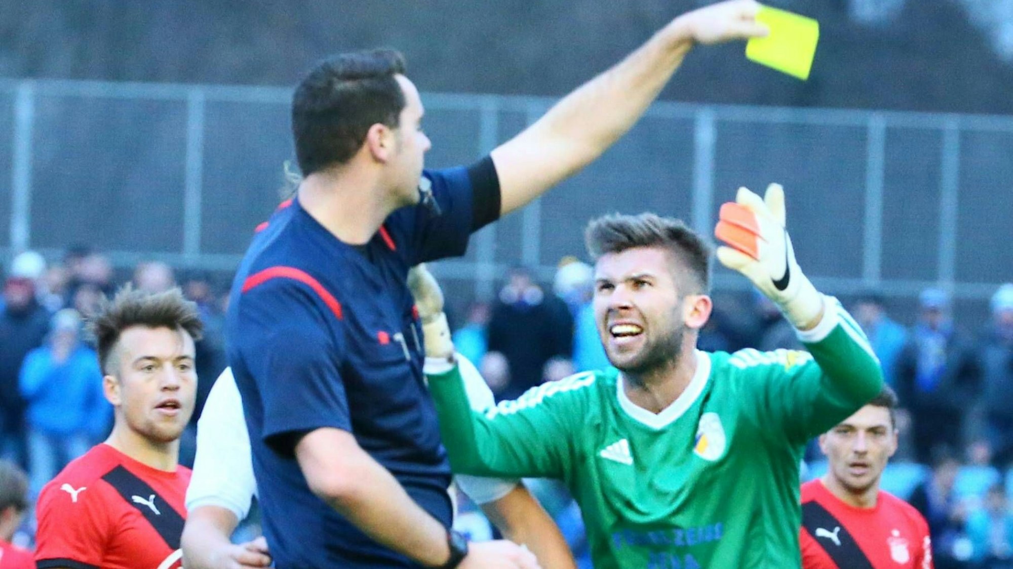 Jena, 29.11.2015, Ernst-Abbe-Sportfeld, Fußball, Regionalliga, 16. Spieltag , FC Carl Zeiss Jena vs. FSV Zwickau 0:1 (0:0). , Rudelbildung, Schubsereien und ein verletzter Schiedsrichter-Assistent nach dem Abpfiff. , Im Bild: Schiedsrichter Felix Benjamin Schwermer diskutiert mit dem Jenaer Torhüter Raphael Koczor. ,
Jena 29 11 2015 Ernst Abbe Sports field Football third division 16 Matchday FC Carl Zeiss Jena vs FSV Zwickau 0 1 0 0 Rudel education Schubsereien and a injured Referees Assistant After the Played in Picture Referees Felix Benjamin Schwermer discussed with the Jena Goalkeeper Raphael Koczor