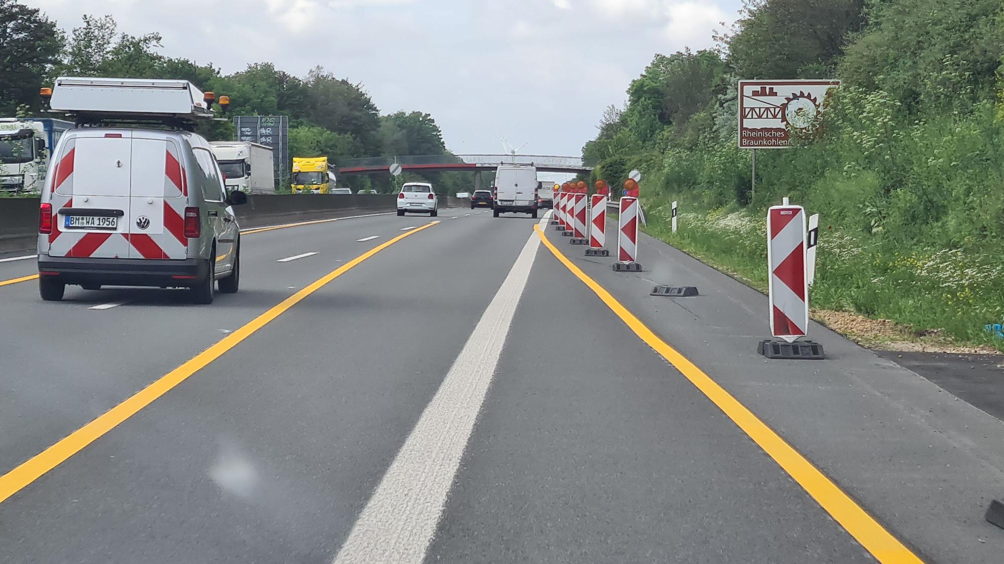 Das Foto zeigt verschwenkte Fahrspuren und Warnbaken auf der A61 zwischen Bergheim und Kerpen.
