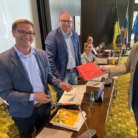 Heribert Voigt (r.) überreichte eine Liste mit mehr als 500 Unterschriften gegen den Verkehrsversuch der Fahrradzone in der Innenstadt an Dezernent Robert Lehmann (l.) und den Vorsitzenden des Ausschusses für Verkehr, Umwelt und Klima, Stefan Hoss (Mitte).