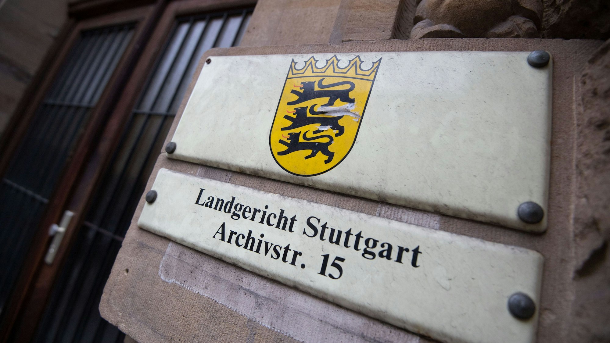 ARCHIV - 07.12.2018, Baden-Württemberg, Stuttgart: Ein Schild weist an einer Fassade auf das Landgericht Stuttgart hin.