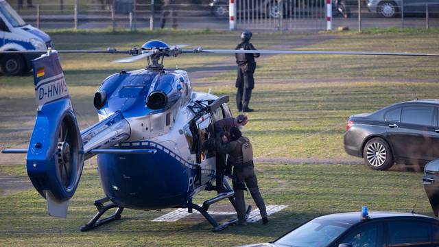 Thomas Drach kommt am 23. März.2022 im Justizzentrum Köln mit dem Hubschrauber an.