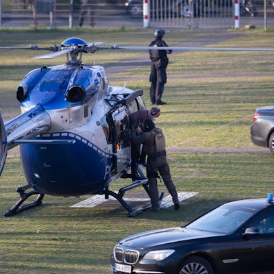 Thomas Drach kommt am 23. März.2022 im Justizzentrum Köln mit dem Hubschrauber an.