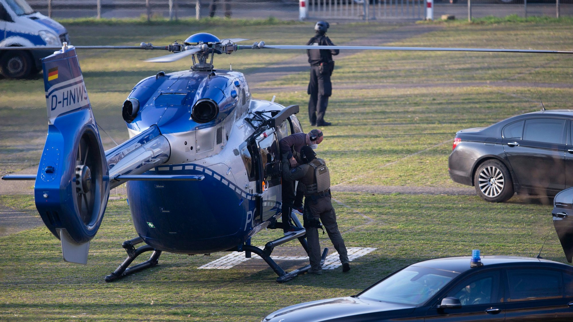 Thomas Drach kommt am 23. März.2022 im Justizzentrum Köln mit dem Hubschrauber an.