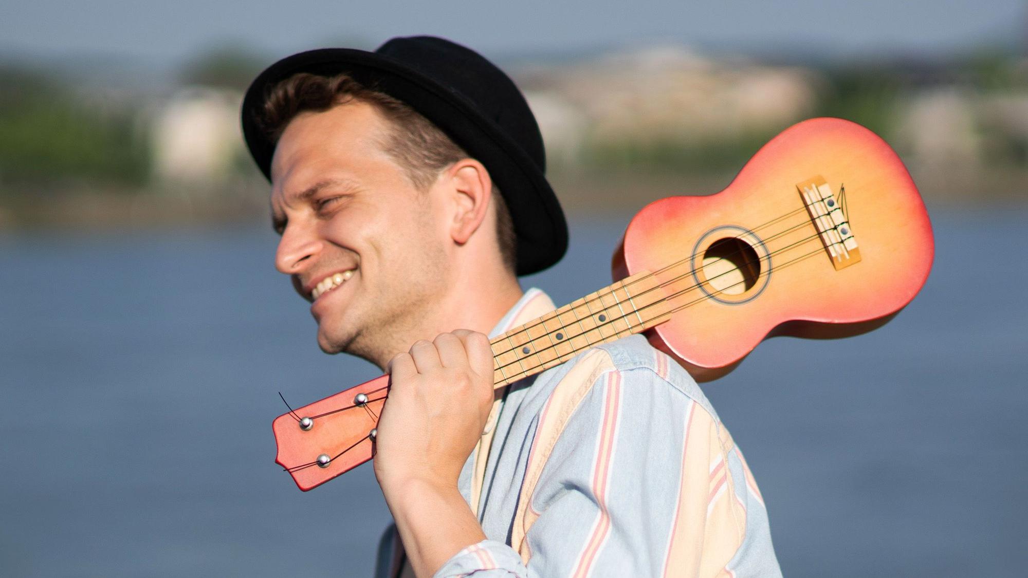 Der gebürtige Bad Münstereifeler Sänger Nico Mono trägt eine Ukulele auf seiner Schulter.