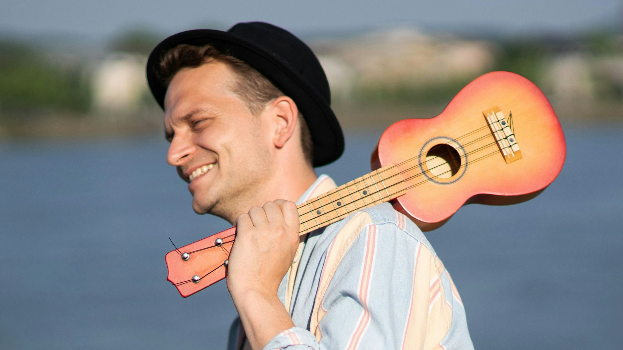 Der gebürtige Bad Münstereifeler Sänger Nico Mono trägt eine Ukulele auf seiner Schulter.