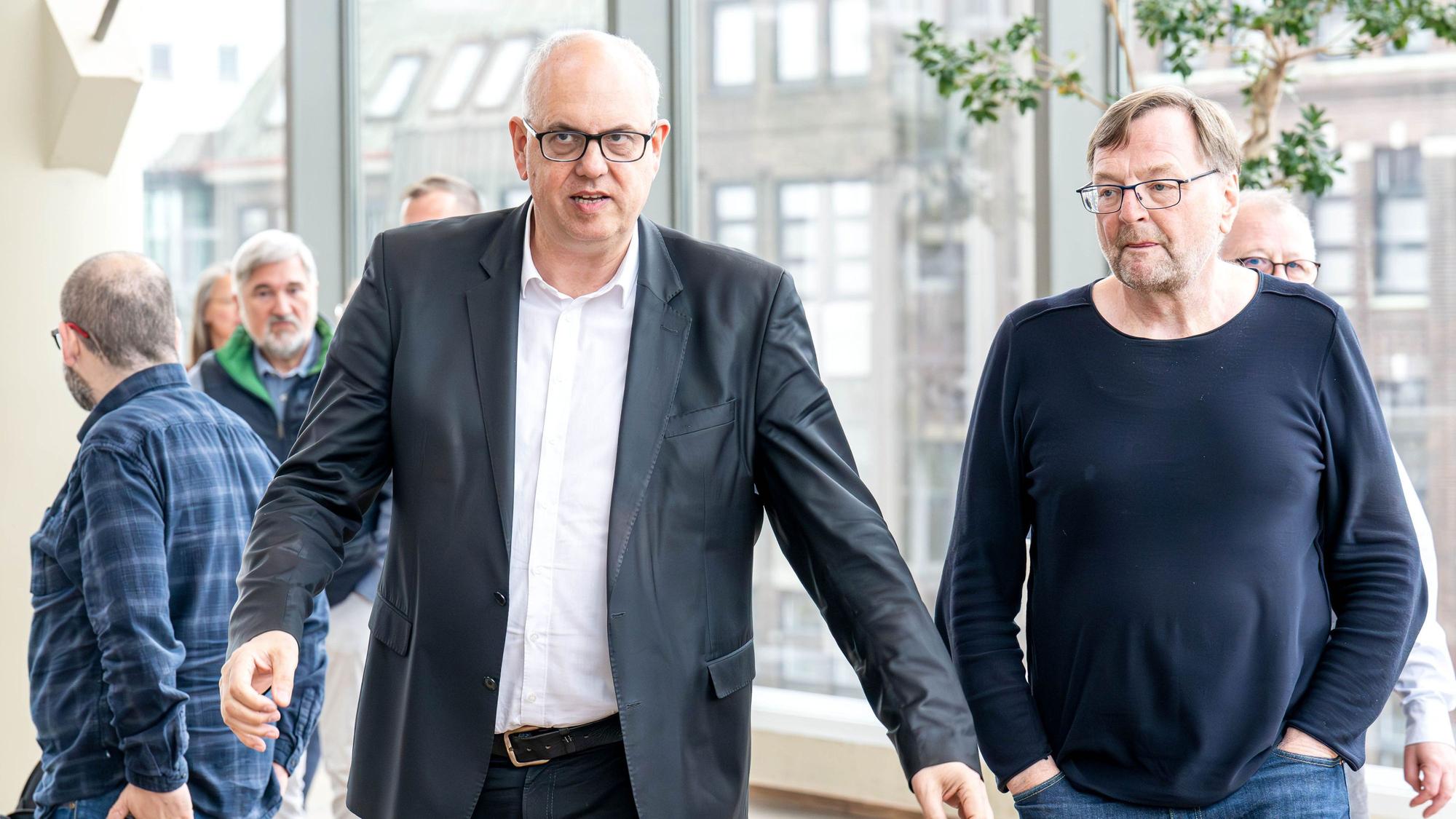 24.05.2023, Bremen: Andreas Bovenschulte (l), Bürgermeister von Bremen, und Reinhold Wetjen, Landesvorsitzender der SPD Bremen, verkünden die Entscheidung über Partner für Koalitionsverhandlungen.