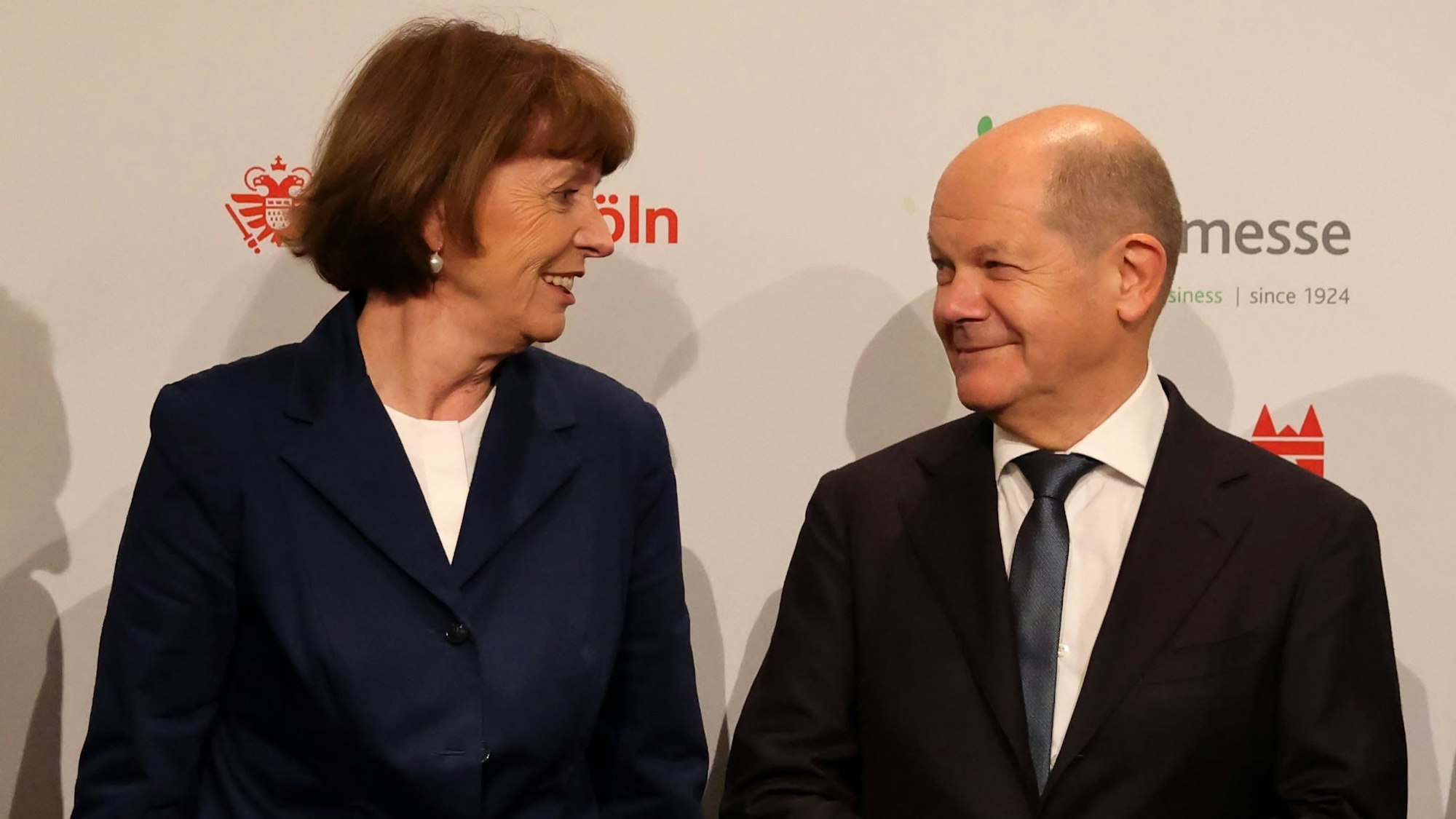 Kanzler Scholz trifft Kölns Oberbürgermeisterin Henriette Reker beim Städtetag.