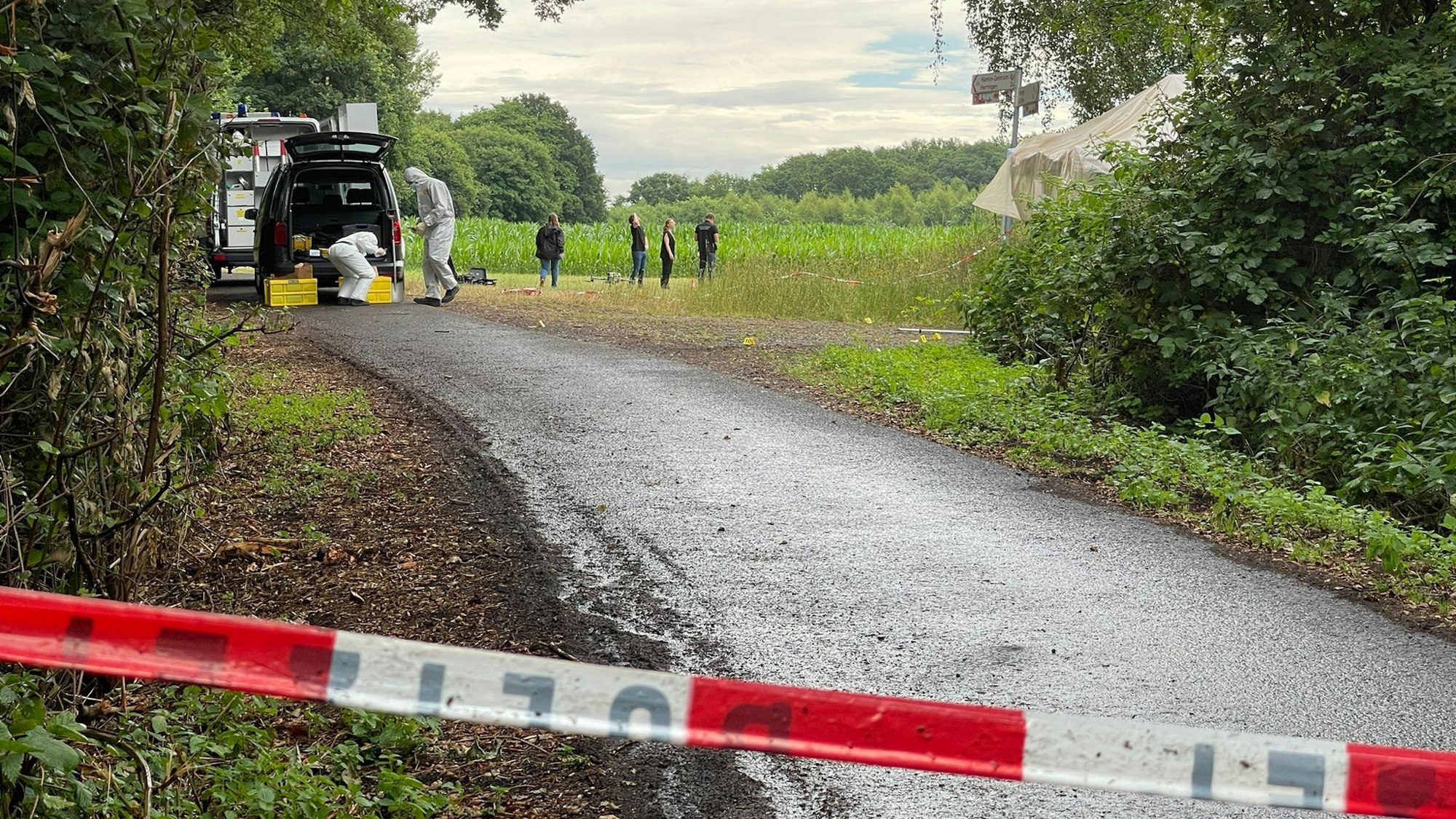 Einsatzkräfte der Spurensicherung arbeiten am 24. Juni 2022 am Fundort einer Leiche. Vor dem Dortmunder Landgericht hat der Prozess um den gewaltsamen Tod einer 17 Jahre alten Jugendlichen aus Iserlohn begonnen. Angeklagt ist der 27-jährige Ex-Freund der 17-Jährigen. Er soll die Jugendliche erdrosselt und die Leiche später auf einer Grünfläche in Hamm verbrannt haben.