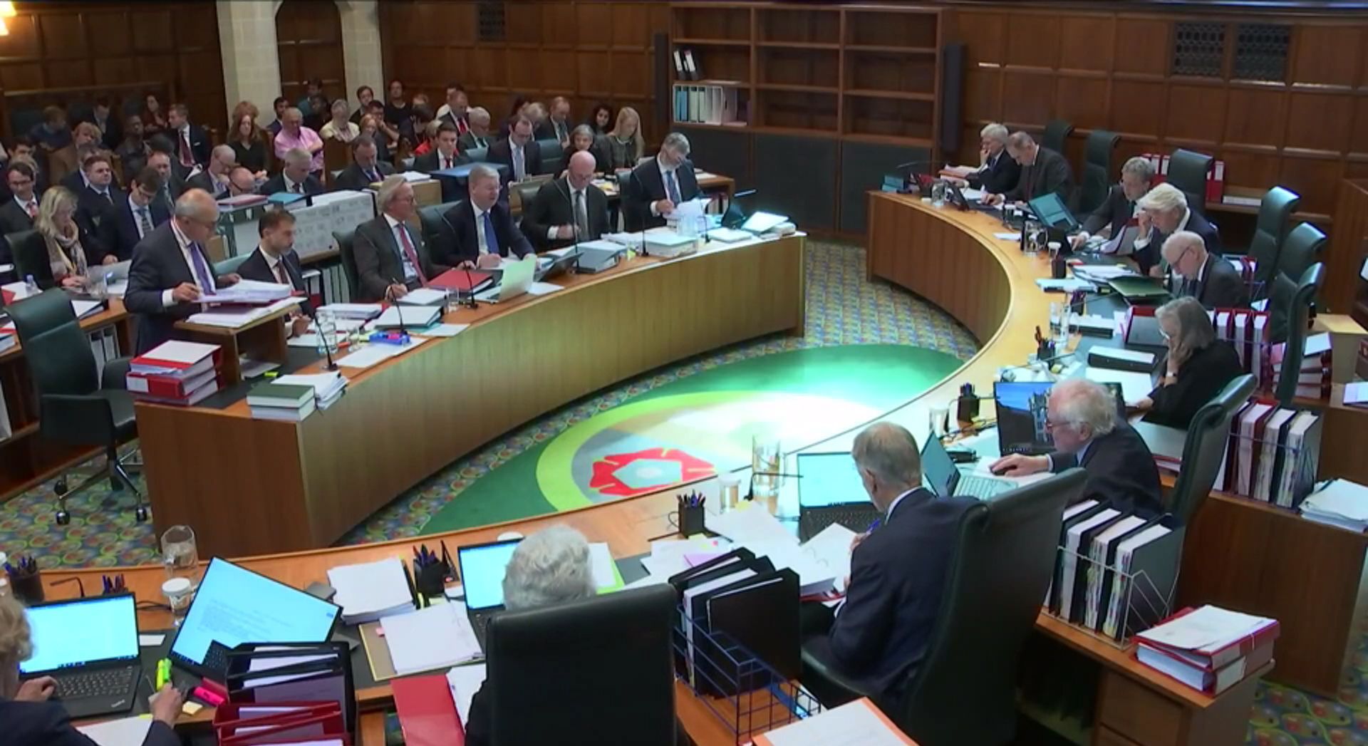 Richter sitzen während einer Anhörung in einem Saal des "Supreme Court", des Obersten Gerichtshofs von Großbritannien.