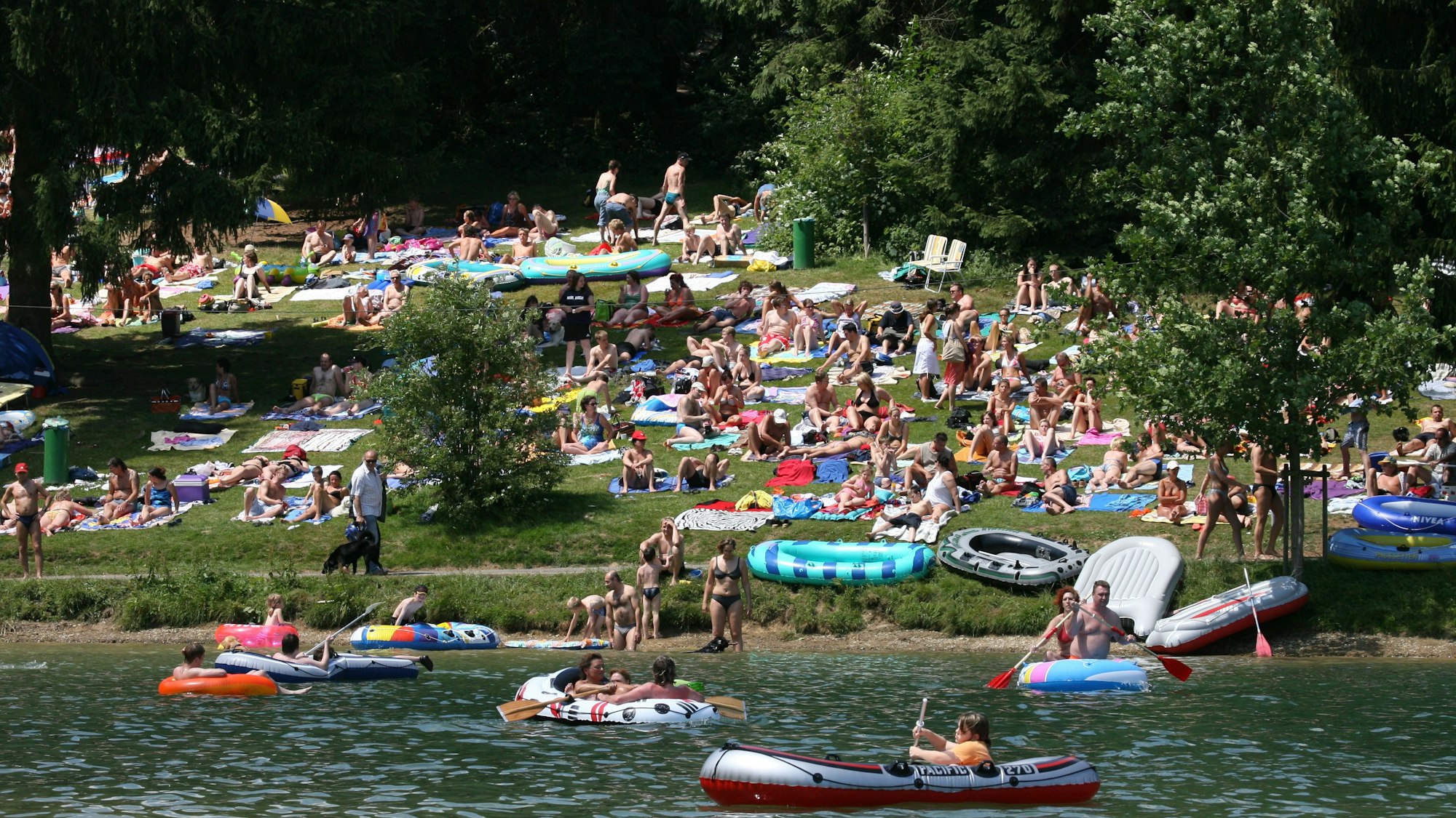 An Hitze-Wochenenden kann es an der Bevertalsperre voll werden.