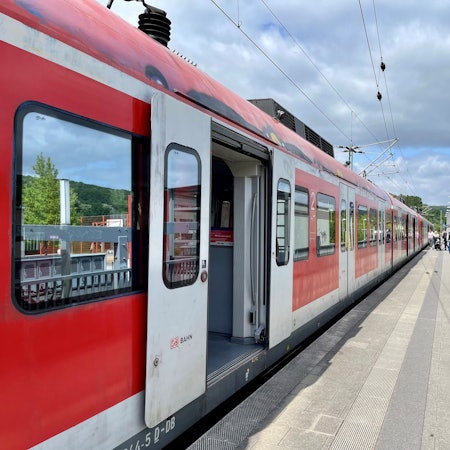 Eine S-Bahn steht an einem Bahnsteig.
