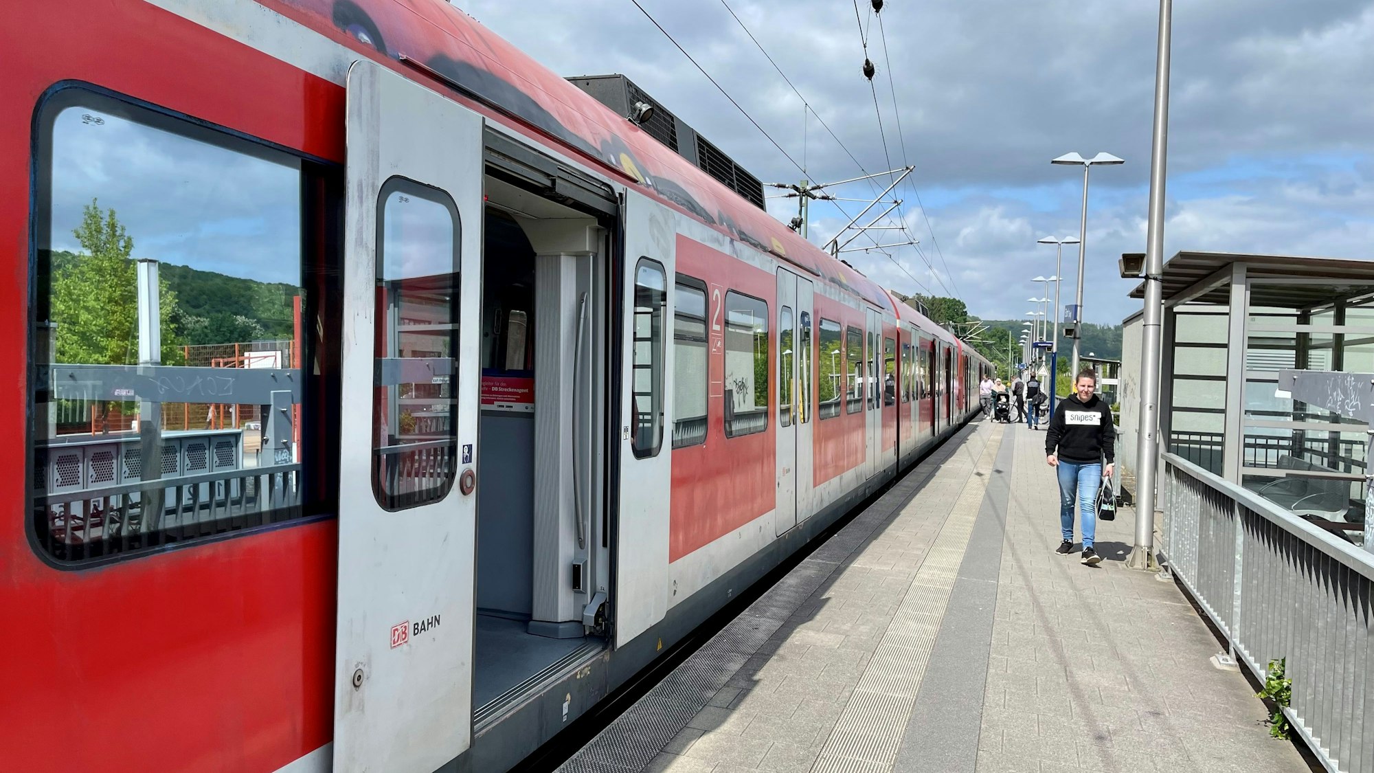 Eine S-Bahn steht an einem Bahnsteig.