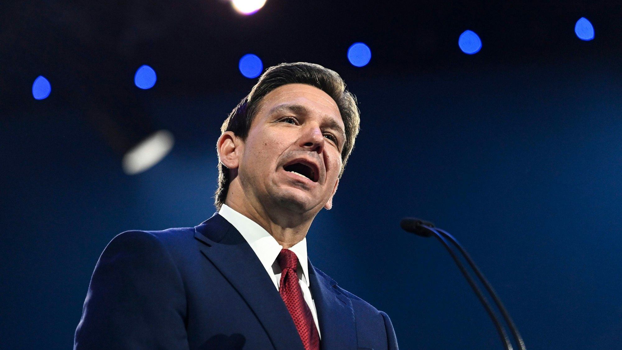 Floridas Gouverneur Ron DeSantis spricht während einer Festveranstaltung an der Liberty University.