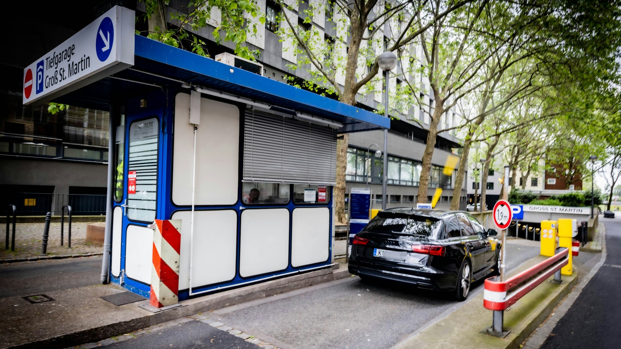 Ein Auto fährt in das Parkhaus Groß St. Martin.