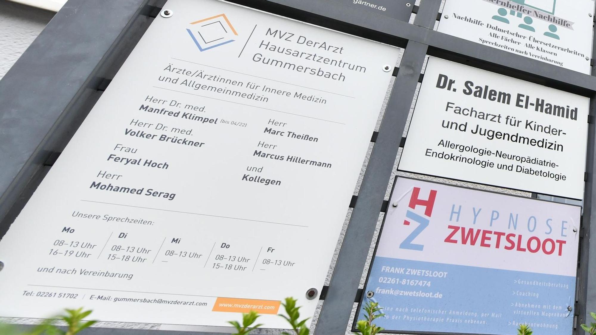 Das Eingangsschild des Medizinischen Versorgungszentrums in Gummersbach.