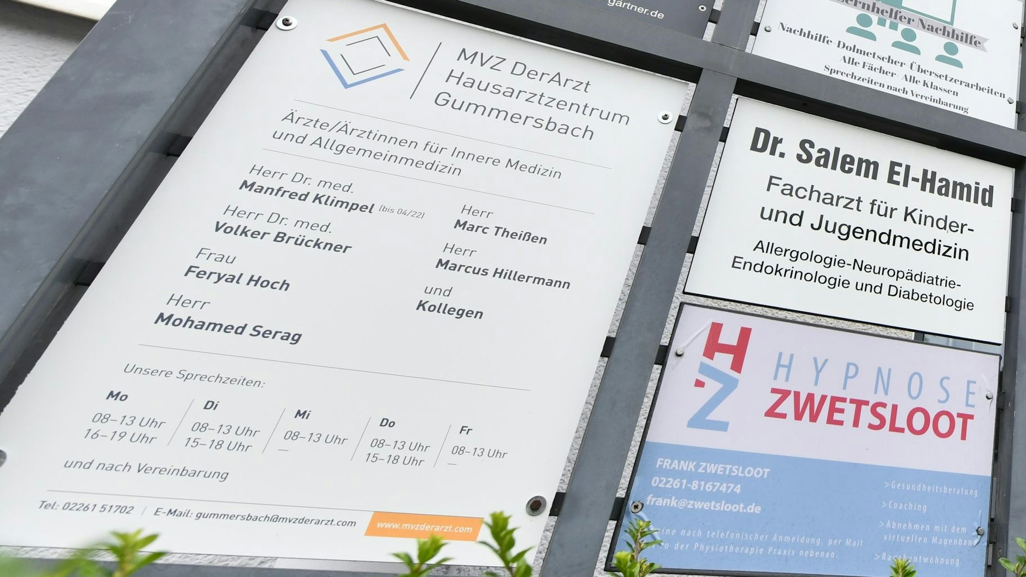 Das Eingangsschild des Medizinischen Versorgungszentrums in Gummersbach.