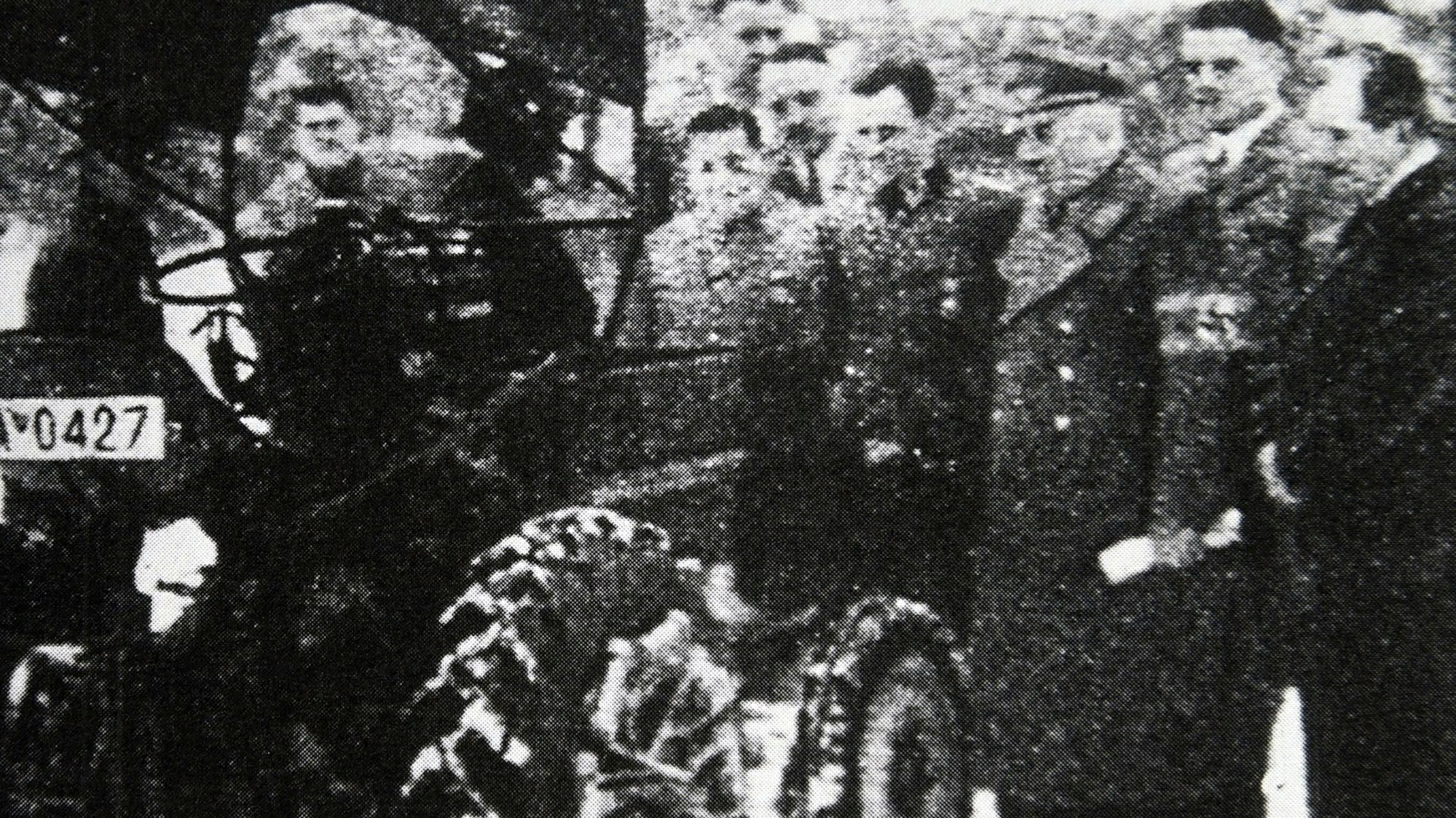 Ein altes schwarz-weißes Foto: Ferdinand Porsche schenkt Robert Ley einen „Volkstraktor“.