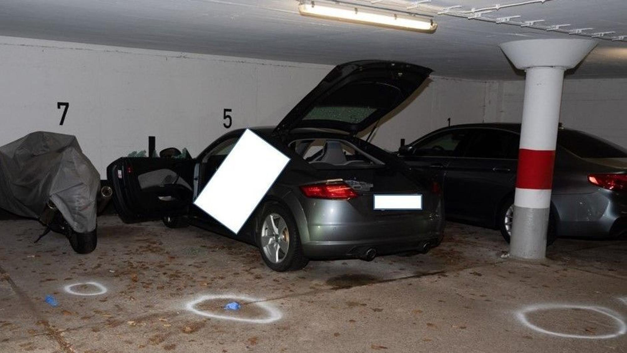Auf diesen Pkw in einer Bochumer Tiefgarage wurden sieben Schüsse abgegeben. Der Fahrer starb.