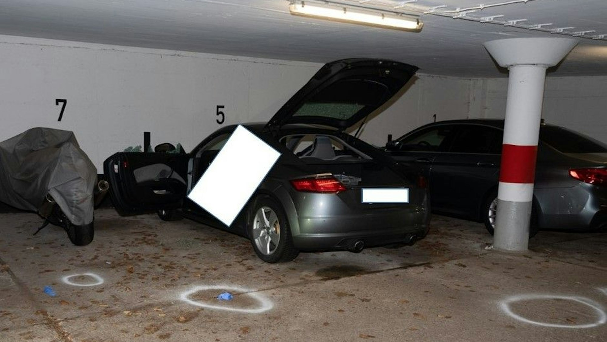 Auf diesen Pkw in einer Bochumer Tiefgarage wurden sieben Schüsse abgegeben. Der Fahrer starb.