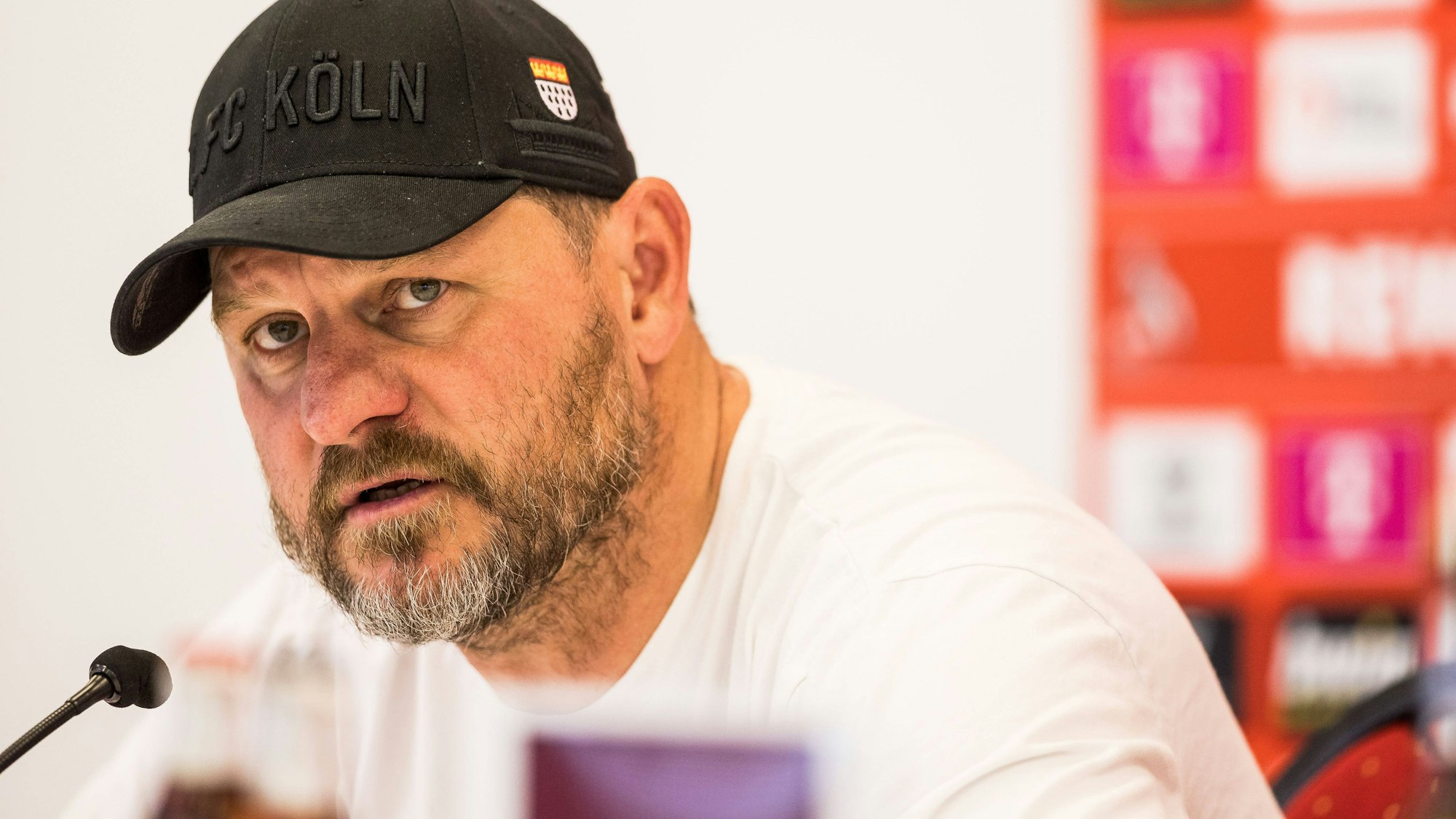 Steffen Baumgart spricht bei einer Pressekonferenz.