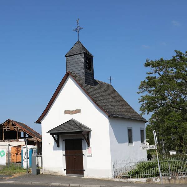 Der Hobshof und die Vinxeler Kapelle: Eine weiße Kapelle steht neben einer Baustelle.