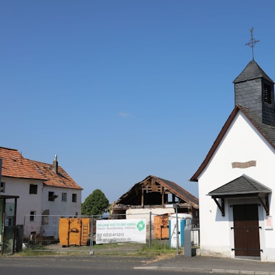 Der Hobshof und die Vinxeler Kapelle: Eine weiße Kapelle steht neben einer Baustelle.