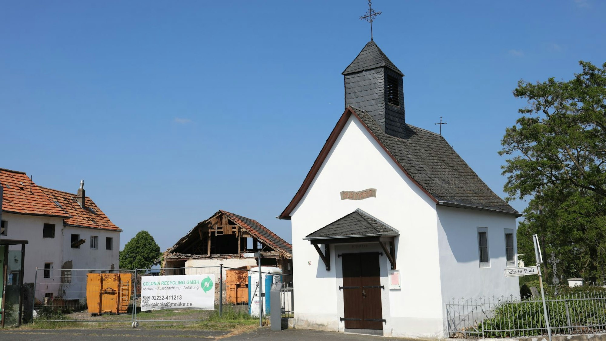Der Hobshof und die Vinxeler Kapelle: Eine weiße Kapelle steht neben einer Baustelle.